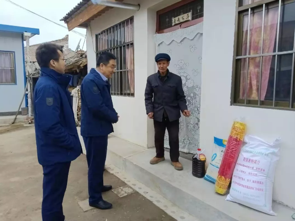开云官方在线网页版-开云（中国）
深入帮扶村开展春节慰问(图2)