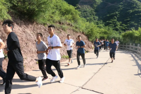 助力文旅市场 展示产投风采——开云官方在线网页版-开云（中国）
组织开展员工登山比赛活动(图3)