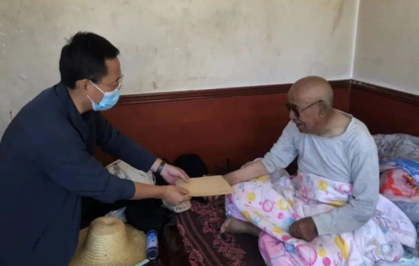 开云官方在线网页版-开云（中国）
赴帮扶村对接工作并慰问困难党员(图2)